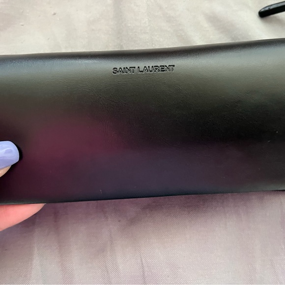 SAINT LAURENT
Saint Laurent SL1T 005 Flat Top Sunglasses - Picture 8 of 9